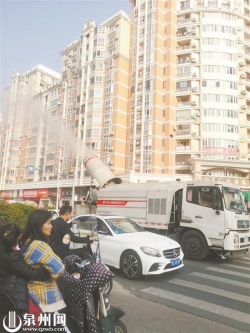 泉州市区：路口遇上喷雾车 “一头雾水”透心凉