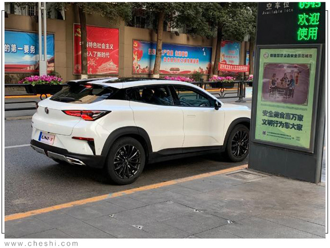 <a href=https://www.qzqcw.com/z/changan/ target=_blank class=infotextkey>长安</a>全新轿跑SUV实拍 造型超科幻明日将发布-图2