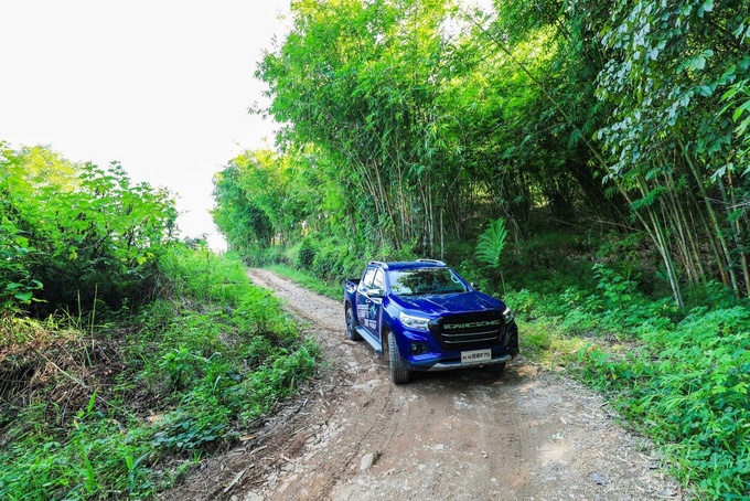 茶山道路崎岖泥泞云南茶农为何选择<a href=https://www.qzqcw.com/z/changan/ target=_blank class=infotextkey>长安</a>凯程F70-图3