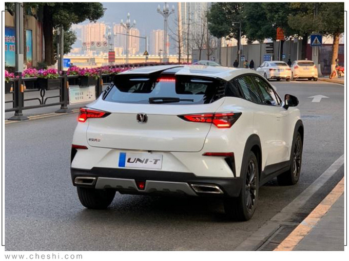 <a href=https://www.qzqcw.com/z/changan/ target=_blank class=infotextkey>长安</a>全新轿跑SUV实拍 造型超科幻明日将发布-图3