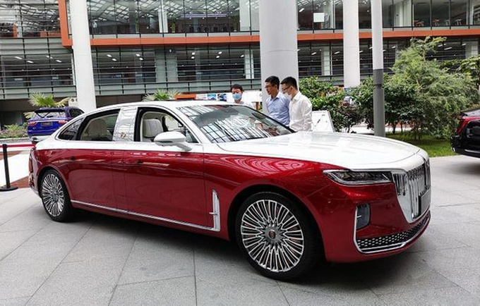 <a href=https://www.qzqcw.com/z/hongqi/ target=_blank class=infotextkey>红旗</a>H9加长版实车曝光 4座式布局/红色车漆很抢眼-图3