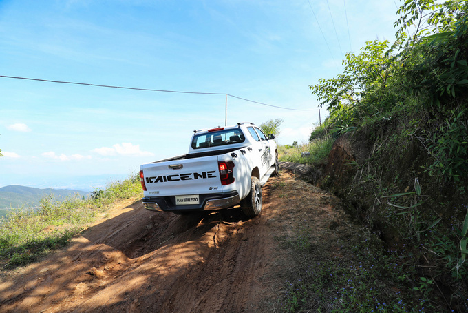 茶山道路崎岖泥泞云南茶农为何选择<a href=https://www.qzqcw.com/z/changan/ target=_blank class=infotextkey>长安</a>凯程F70-图7