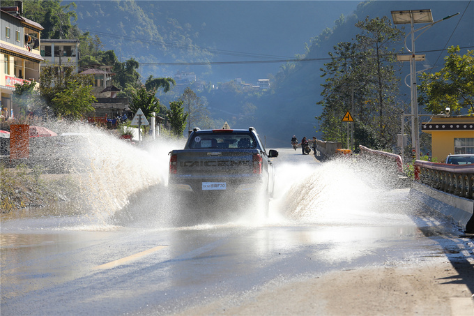 穿雨林攀高山<a href=https://www.qzqcw.com/z/changan/ target=_blank class=infotextkey>长安</a>凯程F70极限穿越试驾体验-图15